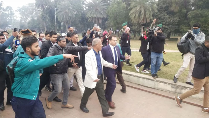 খালেদা জিয়ার কবরের স্থান পরিদর্শনে স্বরাষ্ট্র উপদেষ্টা 